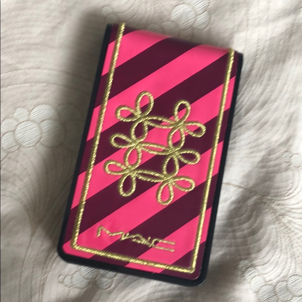 MAC nutcracker sweet peach face compact